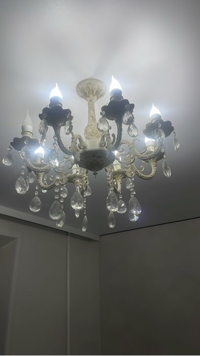 Продаю ковер 3/4 и люстру.