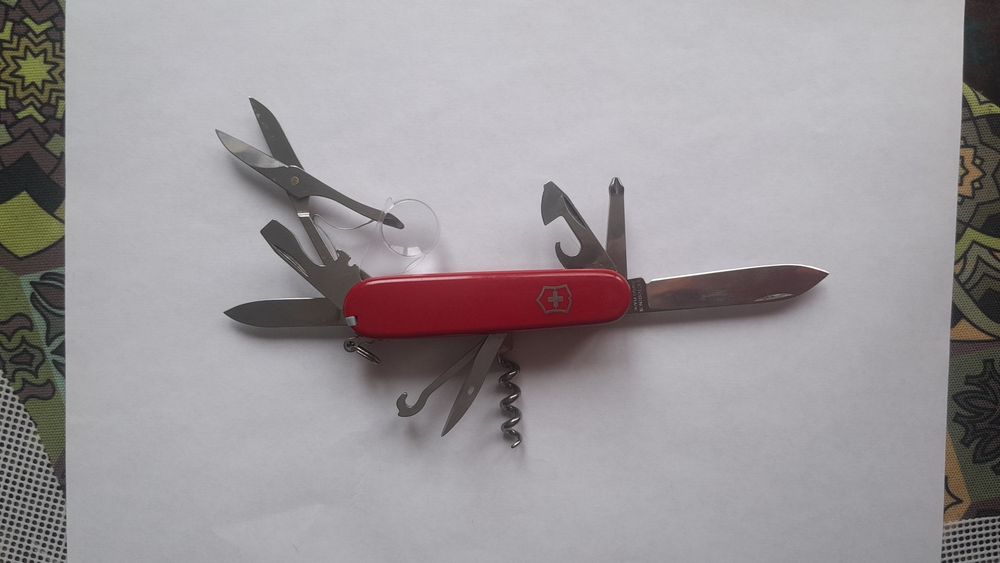 Красный мультитул Victorinox Explorer.