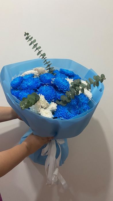 Метровые розы и синий букет