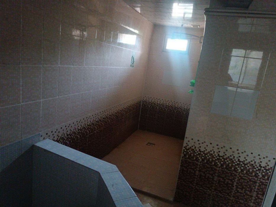 Bino sotiladi Bandixon bozori ichida