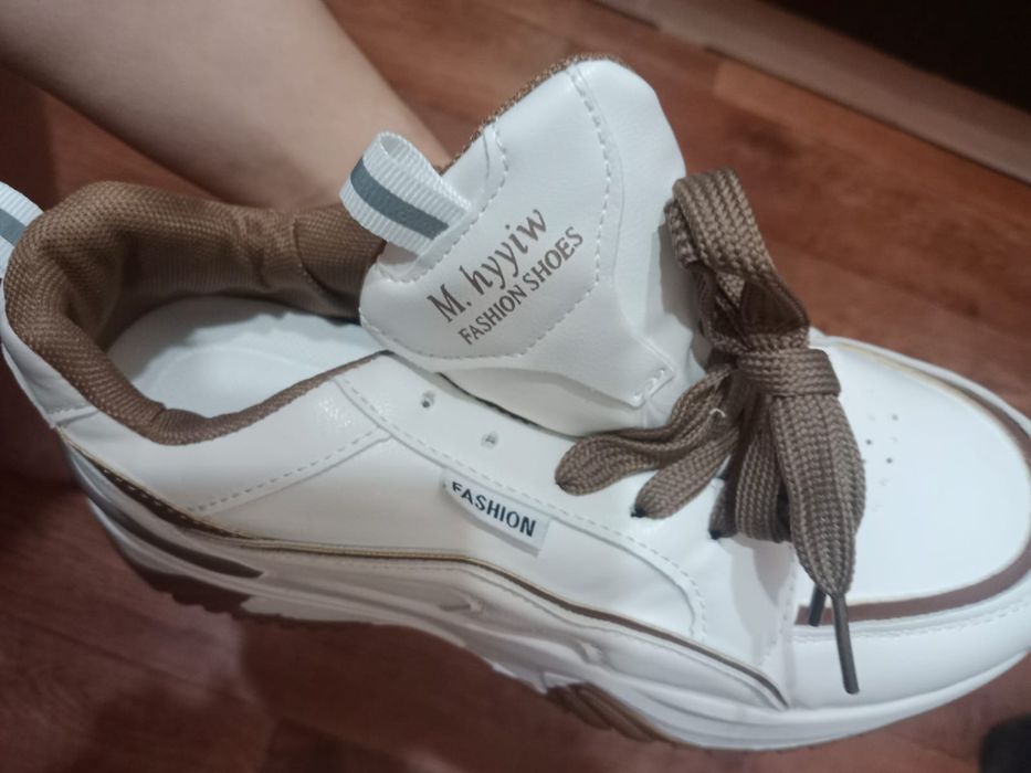 Женские кроссовки