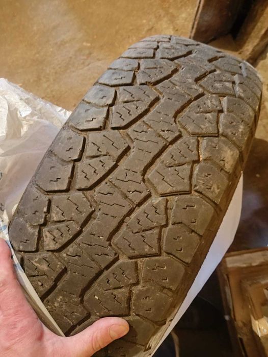 Продам Б/У резину. на 17.