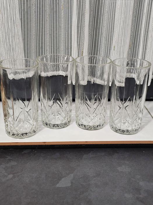 Vand Set 4 pahare din sticlă groasă și foarte rezistentă.