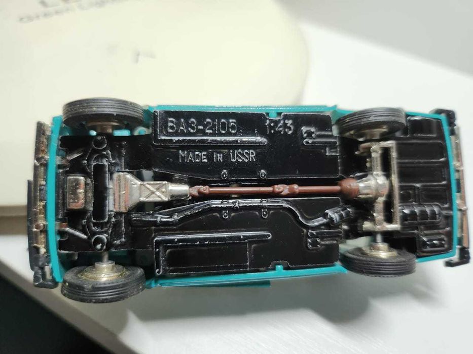 модель ВАЗ 2105   1 : 43  "Саратов"