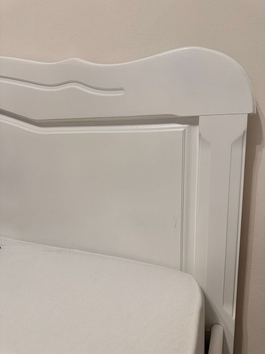 Pat din lemn de fag masiv– 140 x 200 cm, cu noptiere și saltea