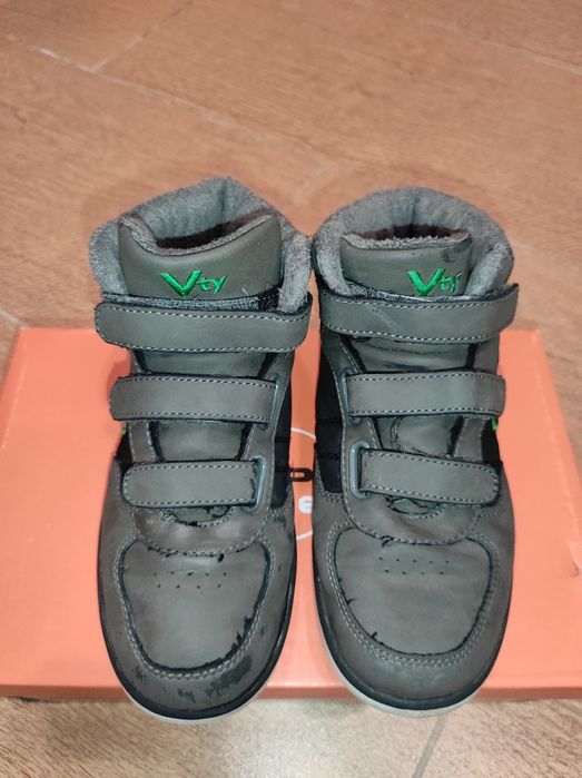 Боти ниски материал набук за Момче с велкро лепенки.