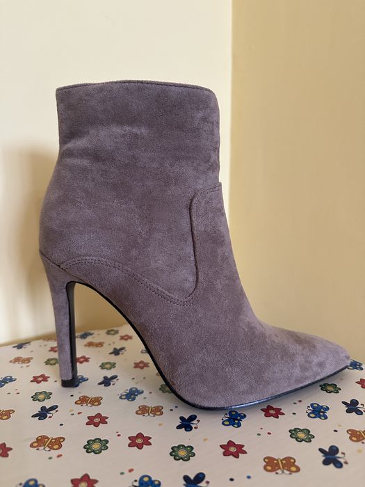 Три цвята велурени боти закупени от Humanic