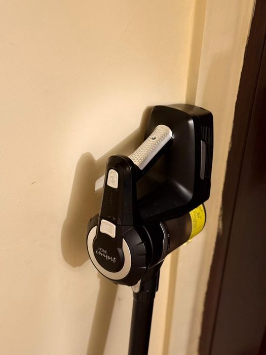 Aspirator Vertical Cu Perie Rotativă Pe Acumultator