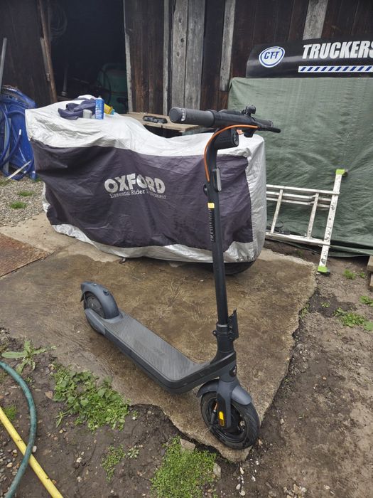 Vând trotinetă electrică Segway Ninebot KickScooter E2 Pro