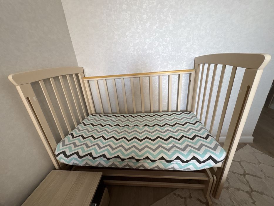 Продам манеж с маятниковым механизмом!