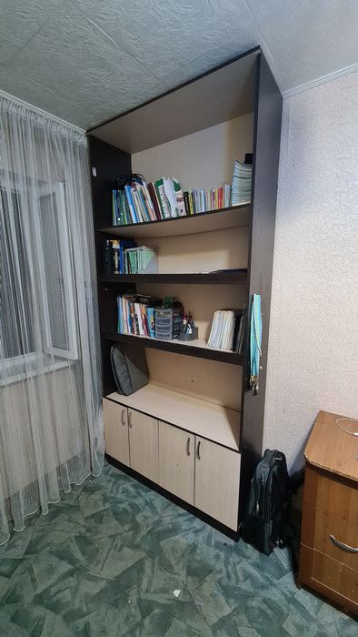 Шкаф  с  полками