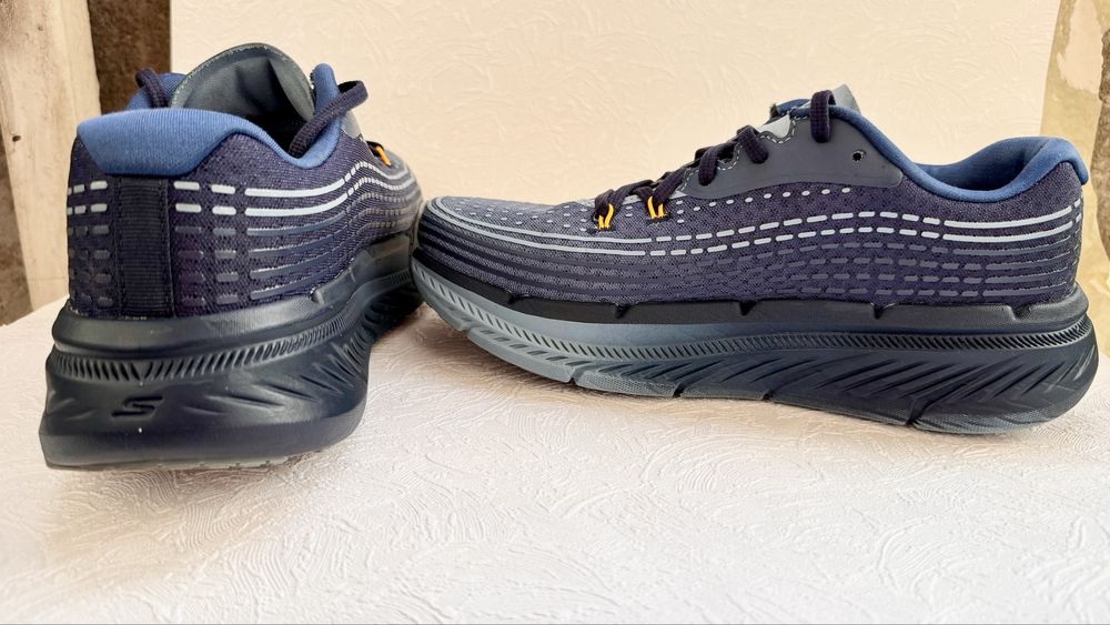 Adidasi barbati SKECHERS MAX CUSHIONING PREMIER marimea 41 impecabili