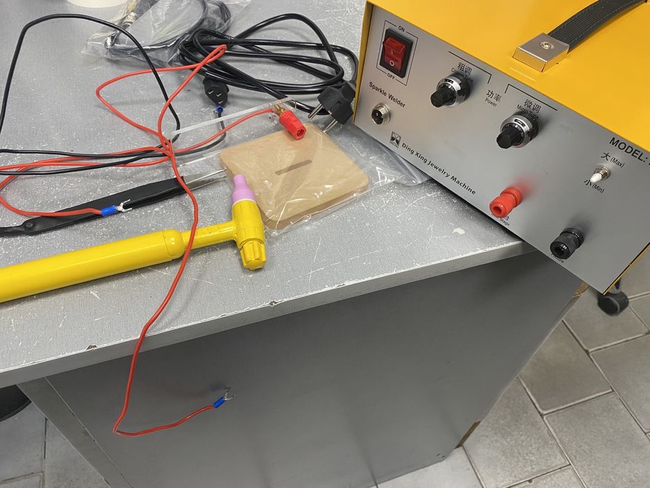 Апарат за точково заваряне на многоцветен метал бижута