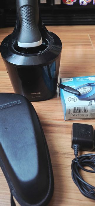 Електрическа самобръсначка Philips пълен комплект + резервна глава