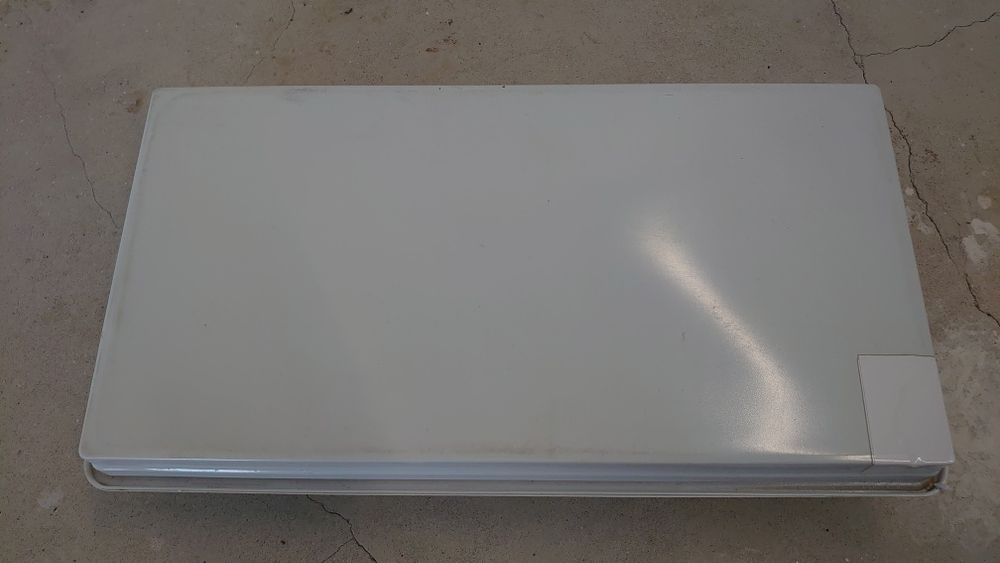 Antenă parabolică plată