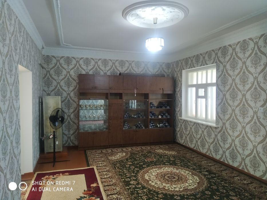 Прадаётся дом в харошом состоянии  8 комнат и1 гараж находится возле ц