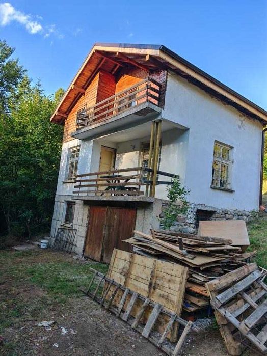 Къща с нов покрив, ток и собствен водоизточник – 45 км от София, с. Гинци