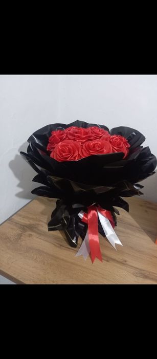 Роскошный букет из 9 роз ручной работы