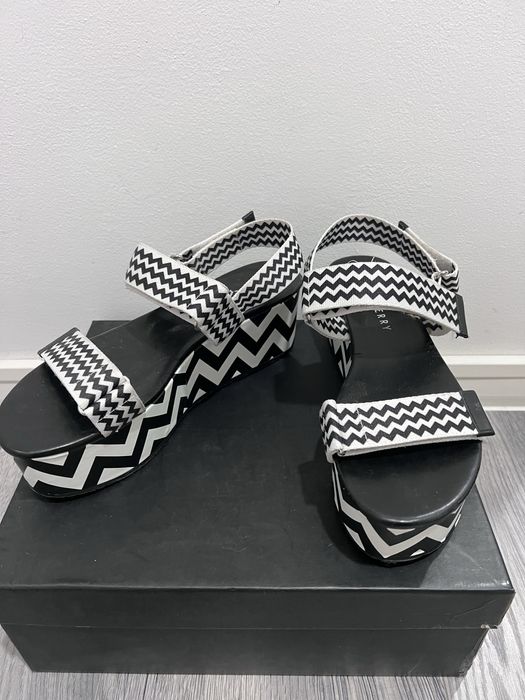 Дямски сандали и чехли