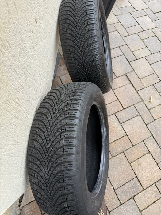 Vând 2 anvelope  215 /60/17