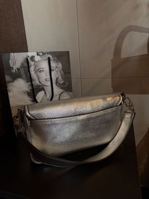 Оригинална чанта на Guess