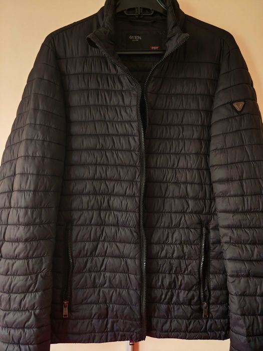 Vând geaca Guess