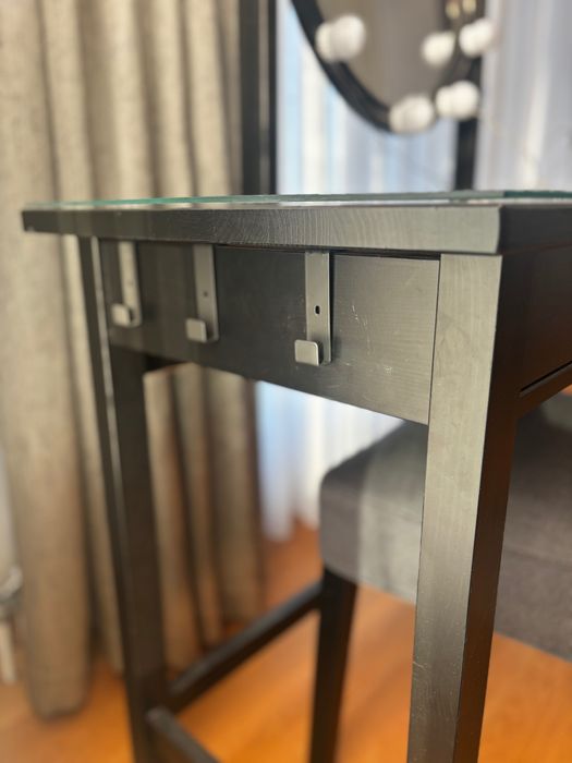 Тоалетка с огледало, стол и Холивудско осветление от ИКЕА