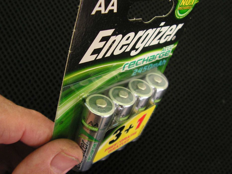 Зарядно устройство и 4 акумулаторни батерии АА  (R 6)