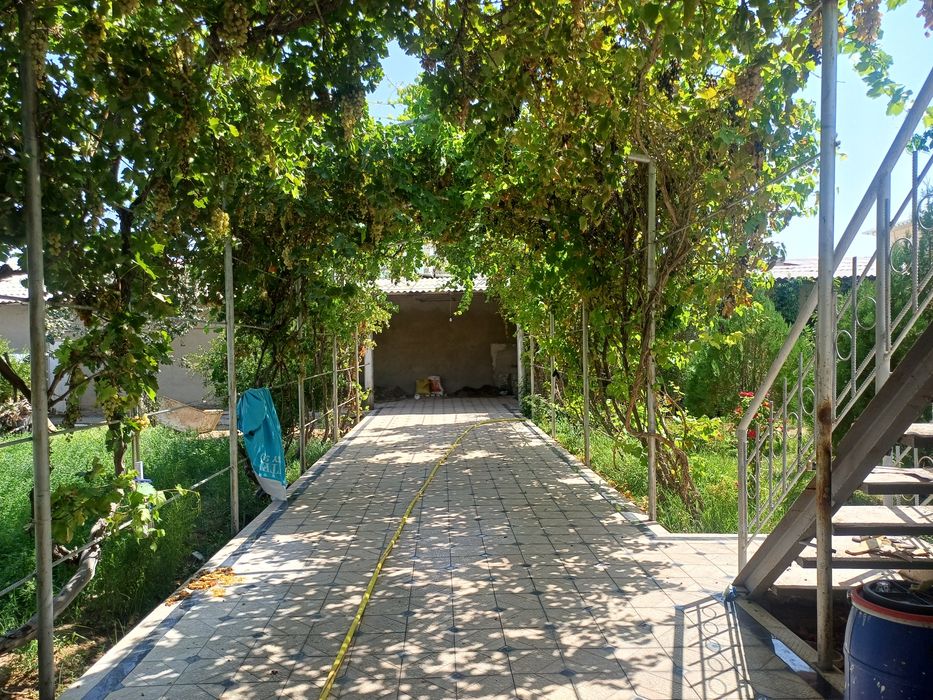 Uy (hovli) sotiladi
