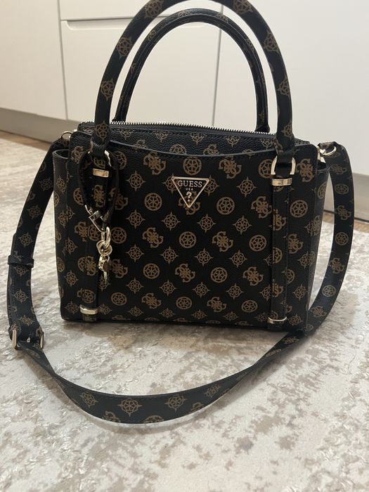 Geantă de mână, Guess