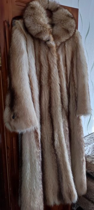 Распродажа: куртки, шубы, шапка.