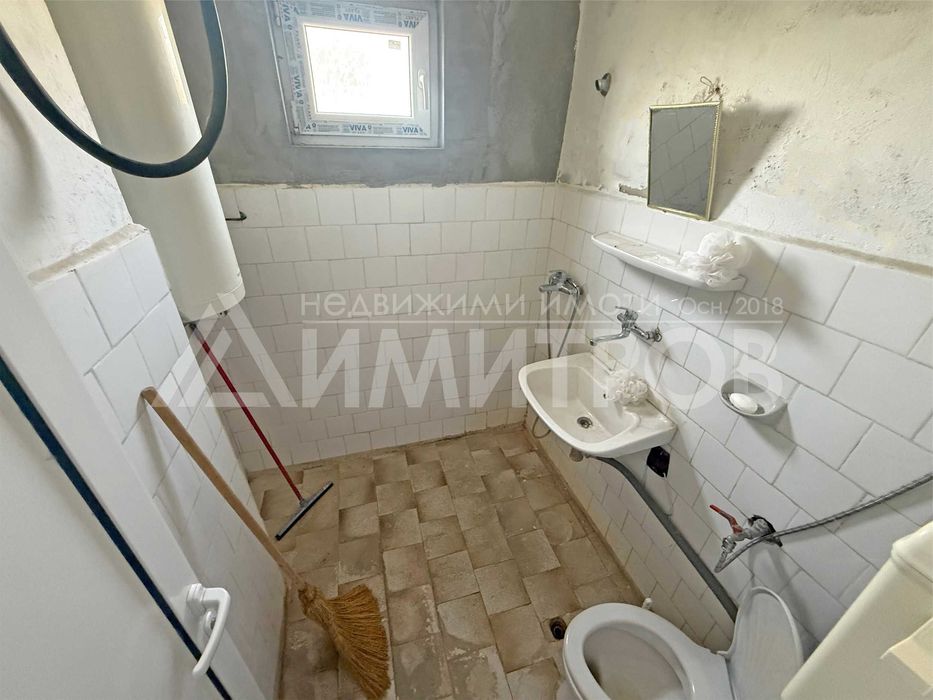 Продава триетажна вила с хубав, равен двор от 825 кв.м в с. Златна нива, обл. Шумен