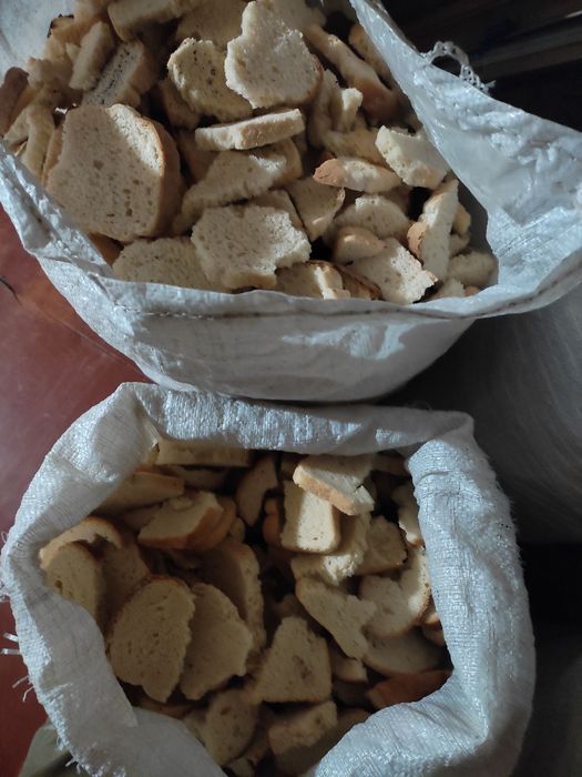 Сухари сухой хлеб на корм животным.