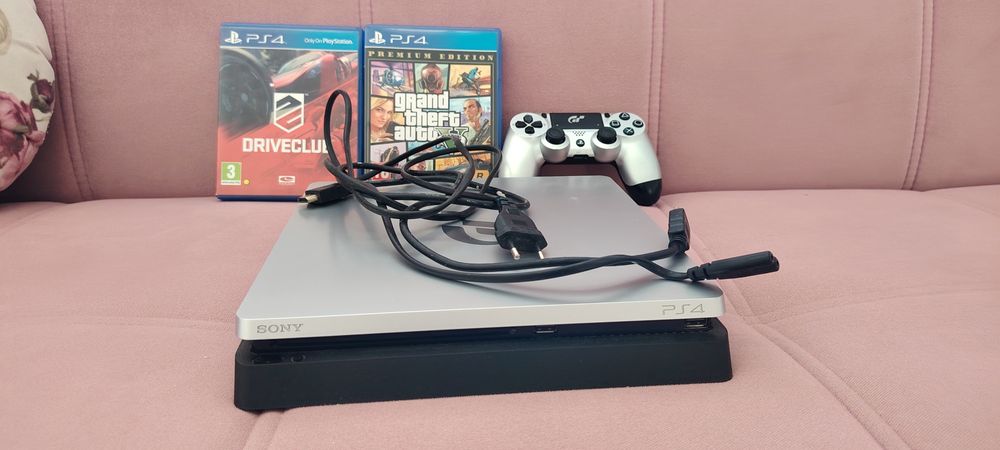 Vând PS 4 in stare buna