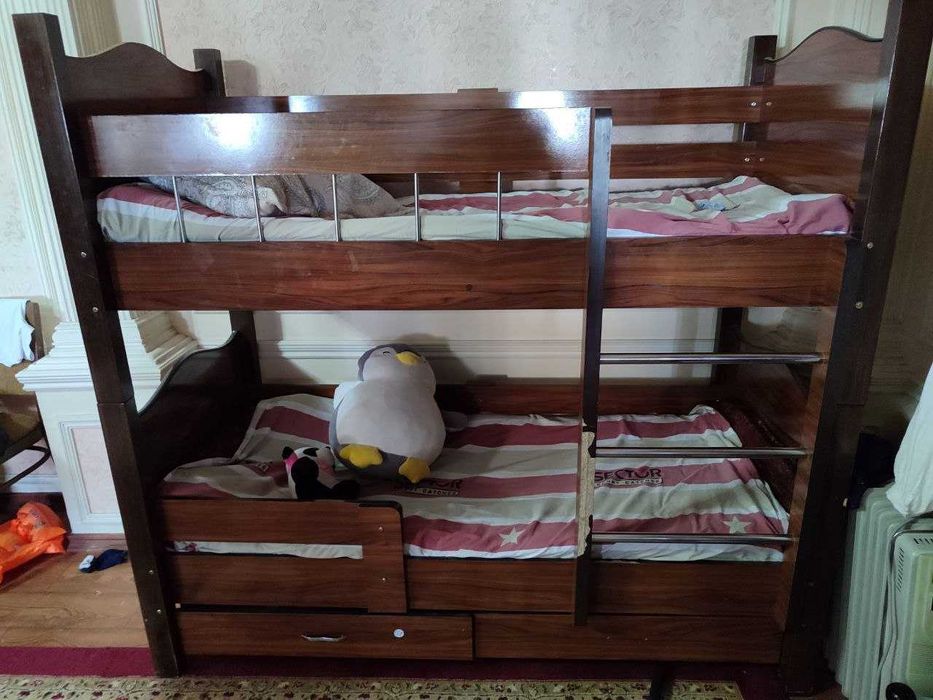 Сервант , кровать , шкаф . Мебель домашняя