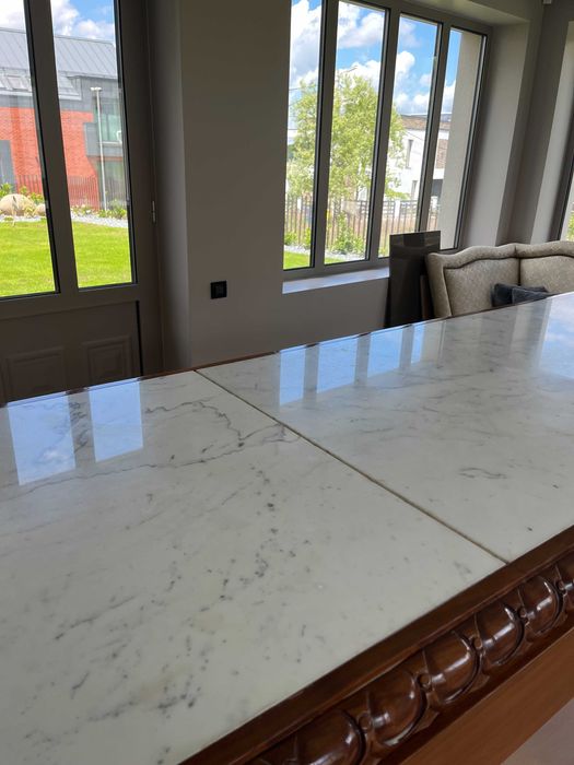 Masă tip bar, lemn de cireș sculptat cu suprafață de marmură