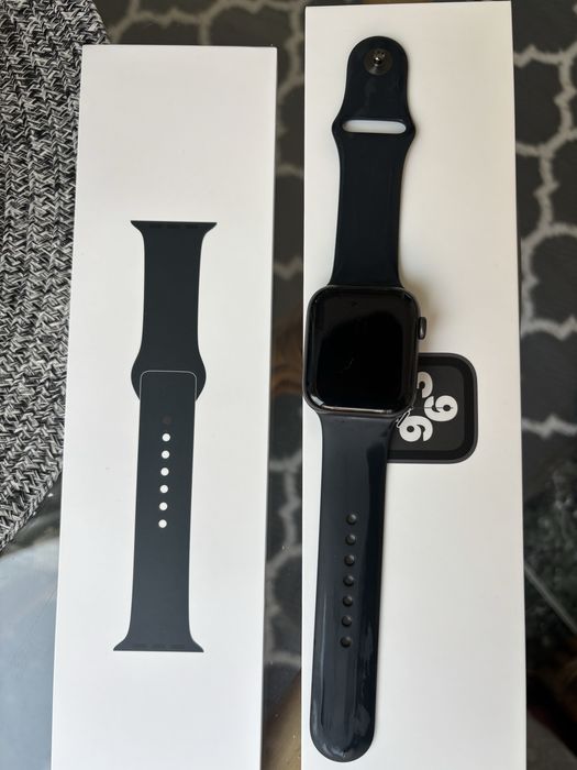 iwatch SE space gray aluminium case 44 mm sport band model A2352