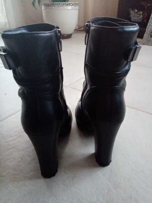 Черни зимни боти - естествена кожа. Здрави, топли и стабилни.