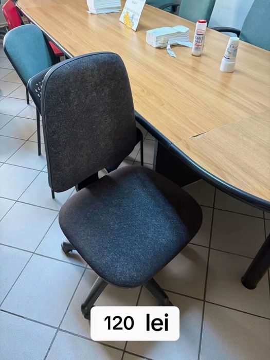 Vand diverse modele de scaune