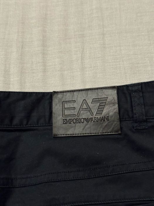 Pantaloni scurți Emporio Armani – casual și eleganți