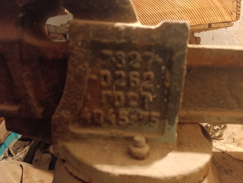 Тиски сотилади столи билан