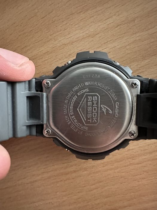Vând ceas Casio G-Shock DW-6900, original, în stare bună de funcționare.