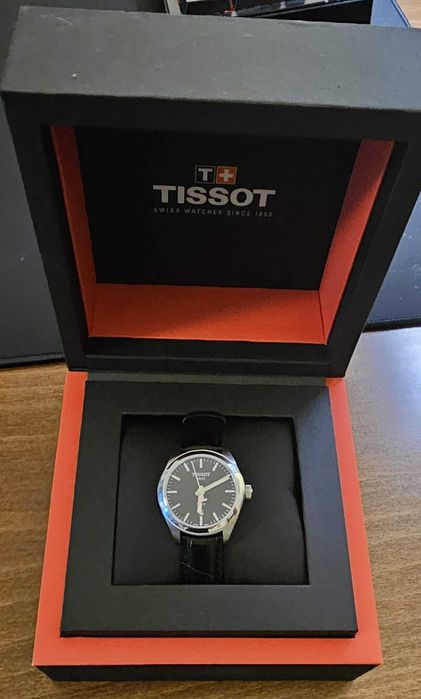 Дамски кварцов часовник с кожена каишка Tissot