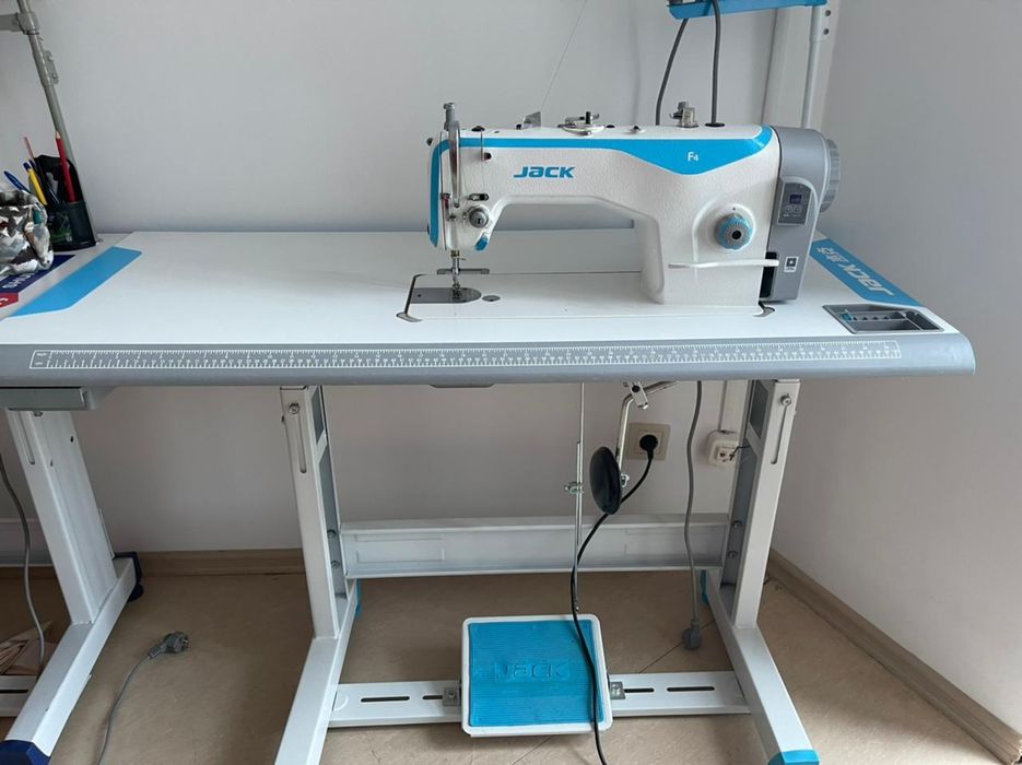 Прямострочная швейная машинка