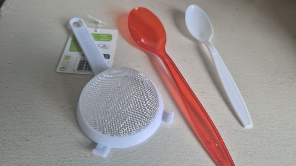 Ciuperca Chefir, Kefir, Iaurt, impreuna cu strecurătoare și lingura