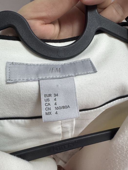 Sacou alb H&M.
