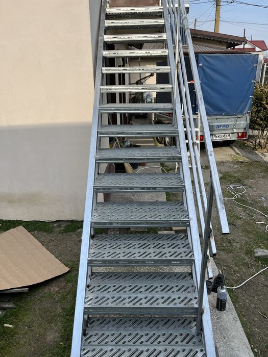 Scări metalice zincate