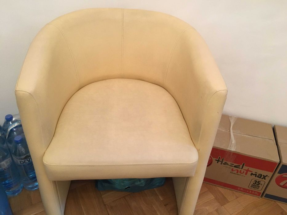 кожено канапе и стол