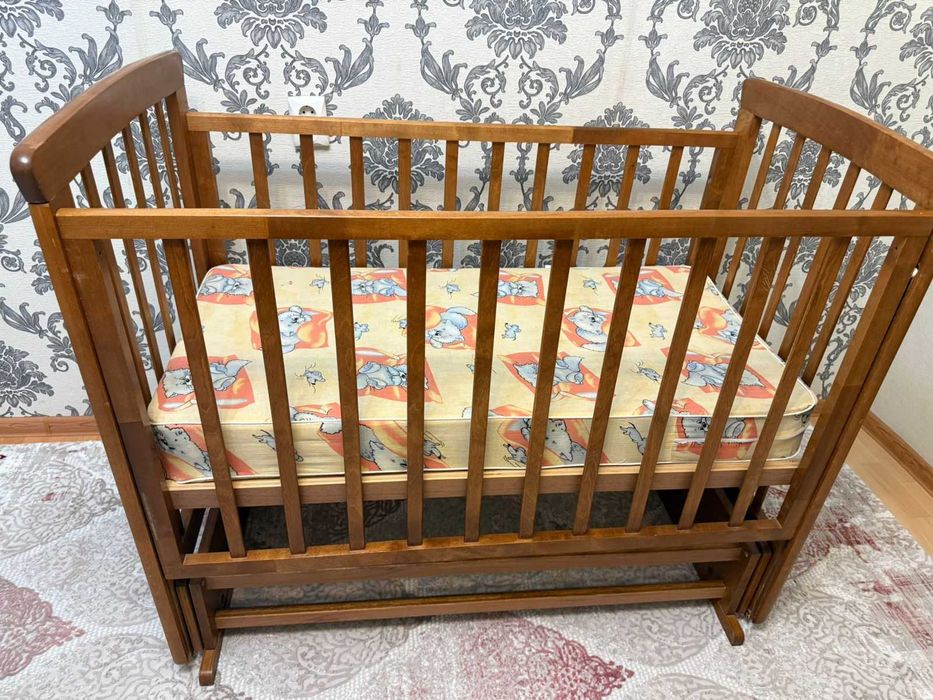 Детская деревянная кроватка-качалка в идеальном состоянии