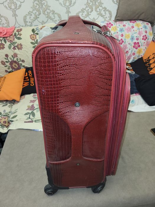 Продам дорожный чемодан